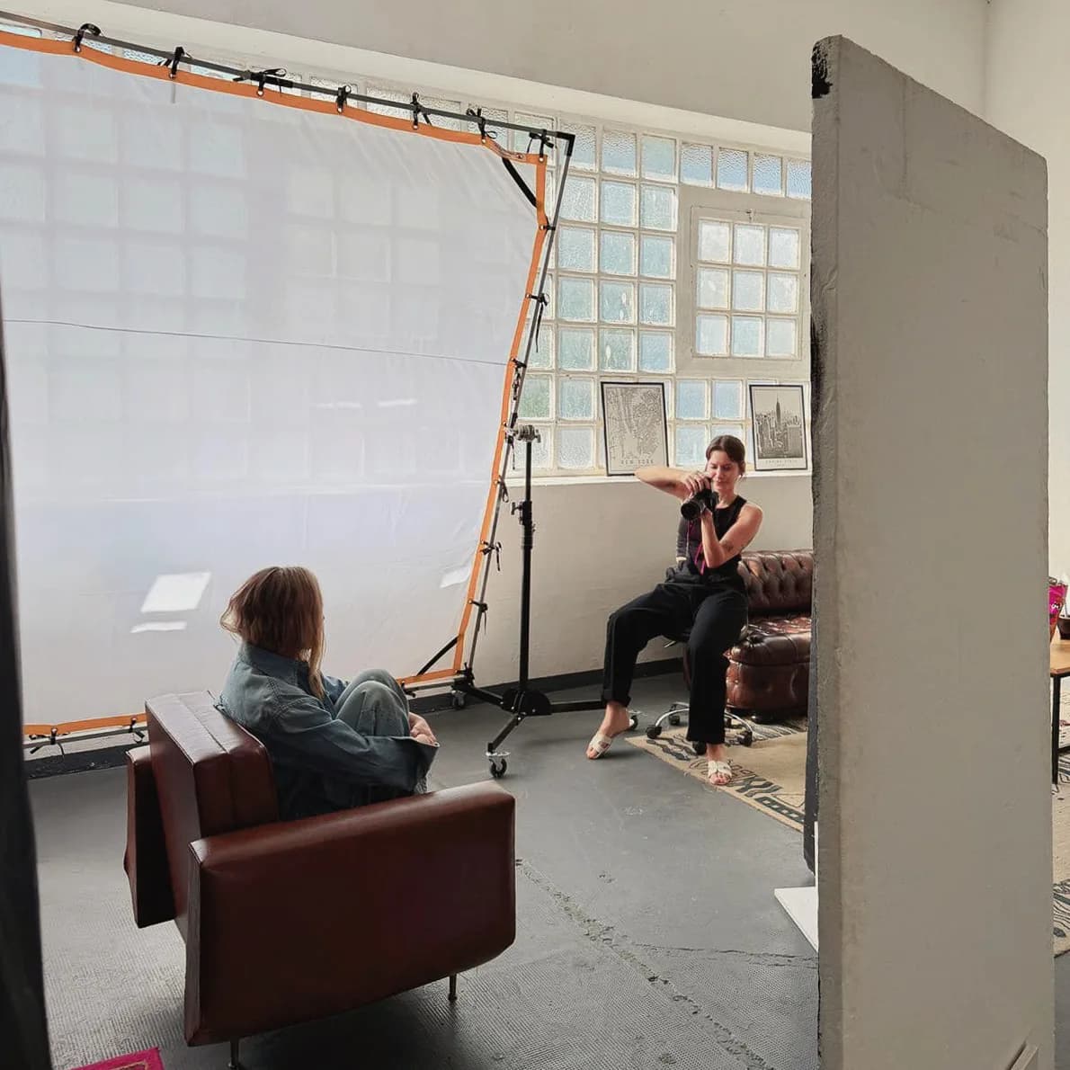 Daniela Silicz trabajando en el set junto a Paulina Lalanne