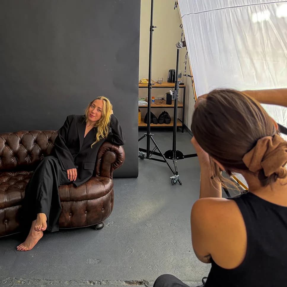 Daniela Silicz dirigiendo la sesión de retratos